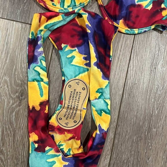 Bikini - Picture 3 of 3